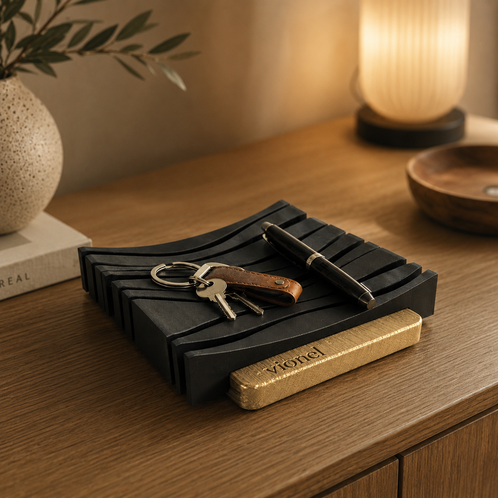 Vionel Nest gold Ablageschale auf heller Holzoberfläche mit Schlüssel und Stift in warmer Wohnszene.