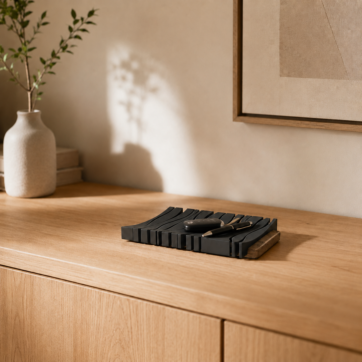 Vionel Nest groß in Schwarz-Braun mit Alltagsgegenständen auf einem hellen Holz-Sideboard.
