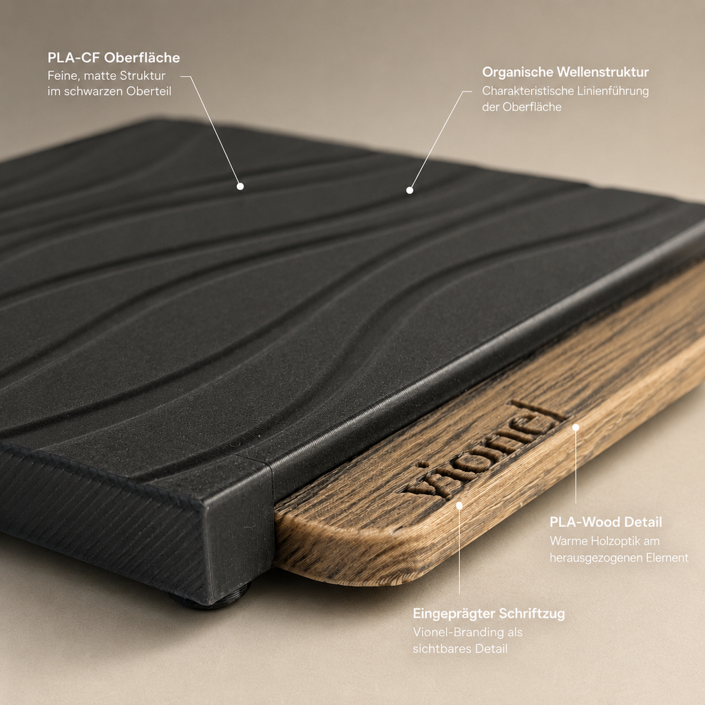 Einzelner schwarzer Vionel Nami Tassenuntersetzer mit Wellenstruktur und PLA-Wood-Detail.
