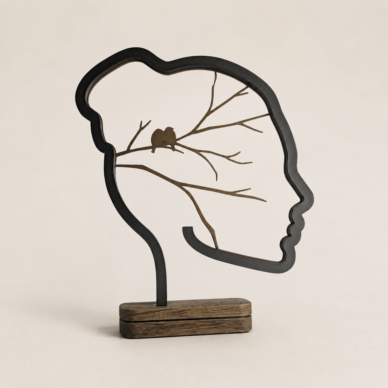 Seitliche Ansicht der Vionel Mind Tree Dekoskulptur mit sichtbarer Tiefe und Holzoptik-Sockel.
