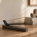 Vionel Sora Räucherstäbchenhalter auf hellem Holz-Sideboard in ruhiger Wohnszene