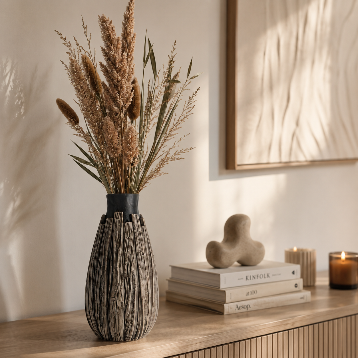 Emotional Hero Shot: Vionel Bloom Vase mit Blumen auf hellem Sideboard in warmer Wohnszene.
