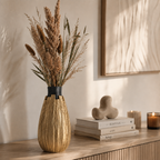 Emotional Hero Shot: Vionel Bloom Vase mit Blumen auf hellem Sideboard in warmer Wohnszene.